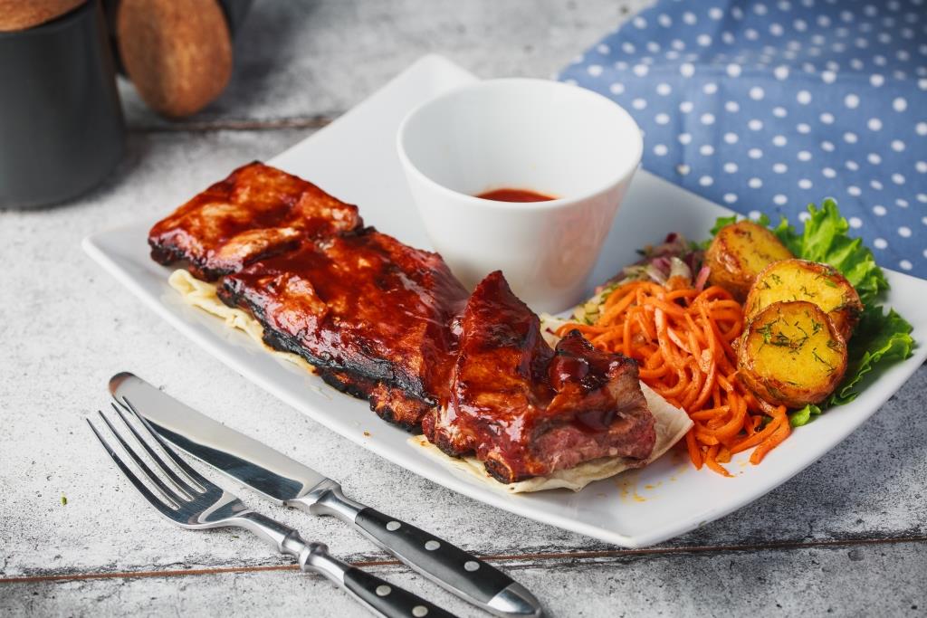 Свиные ребрышки с соусом